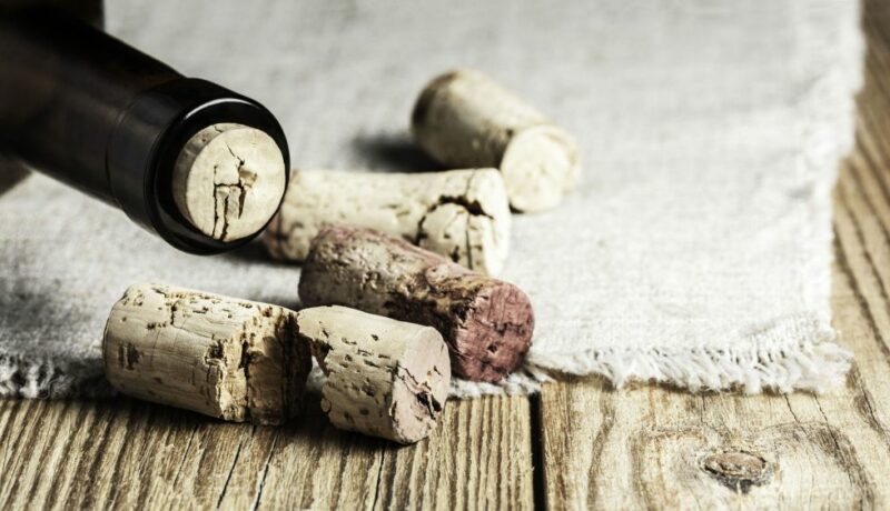 Close-up,Of,Corks,And,A,Wine,Bottle,On,A,Wooden
