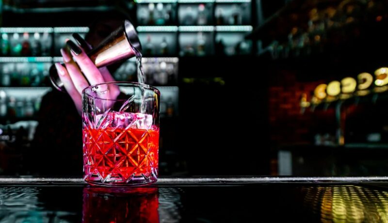 Bartender,Hand,Making,Negroni,Cocktail.,Negroni,Classic,Cocktail,And,Gin