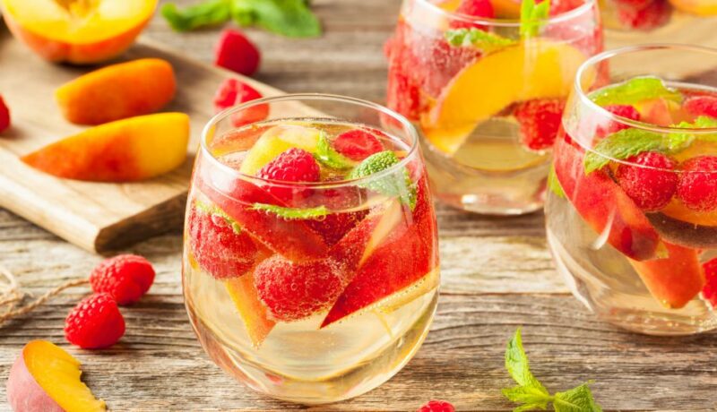 Homemade,Sparkling,White,Wine,Sangria,With,Peaches,And,Raspberries