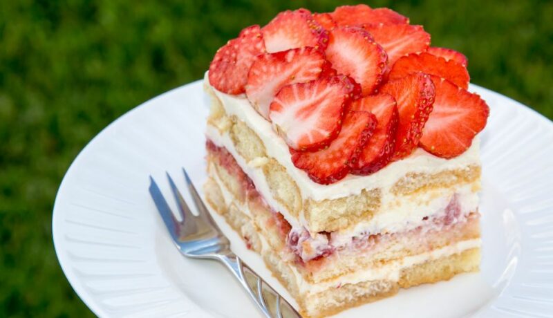Tiramisu,Cake,With,Strawberries
