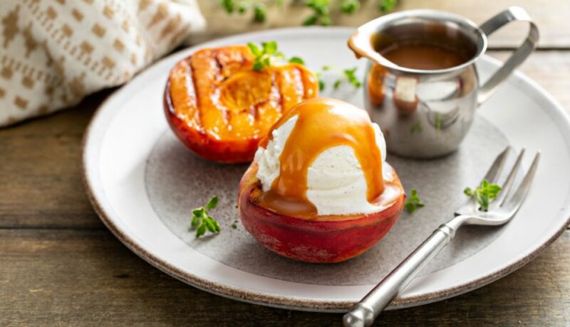Grilled,Peaches,With,Ice,Cream,And,Caramel,Sauce,,Summer,Dessert